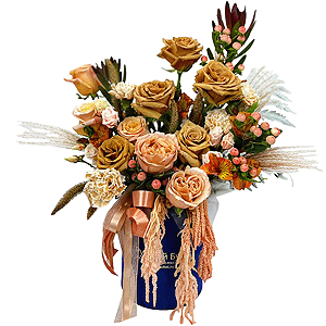 Роза Тоффи - 5, Rose Cream 50 cm - 5, Alstromeria Yellow, Orange - 4, lisianthus - 1, Carnation white, cream - 7, Peony rose pink 'OHara' - 2, Round flower box small , Oasis, Hypericum, Leukodendron, Dried flowers in assortment, Ribbon, Fern (1 pc.)