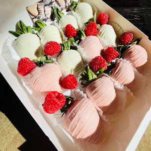 Raspberry Sunrise Strawberries in Chocolate with delivery Yaroslavl