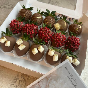 Chocolate Trio Strawberries in Chocolate with delivery Yaroslavl