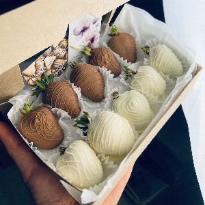 "White Night" Strawberry Set with delivery Yaroslavl