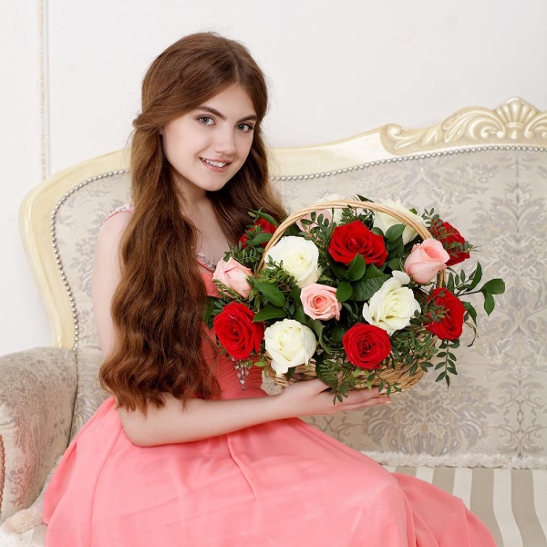 Red rose 50 cm - 10, White rose 50 cm - 8, Pink rose 50 cm - 9, Ruscus, Pistachio, Oasis, Medium Basket