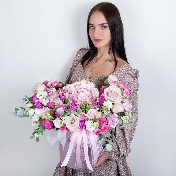 Pink Hydrangea - 1, Pink rose 50 cm - 7, Rose Powder 50 cm Ecuador (Quicksand, Menta) - 6, Spray peony rose Misty Bubbles, 50 cm - 4, Carnation white, cream - 6, White Matthiola - 4, lisianthus - 4, Bright pink spray rose mix, 50 cm - 5, Pink spray carnation - 2, Round flower box medium, Oasis, Eucalyptus Cinerea, Sedum, Wrapping Paper