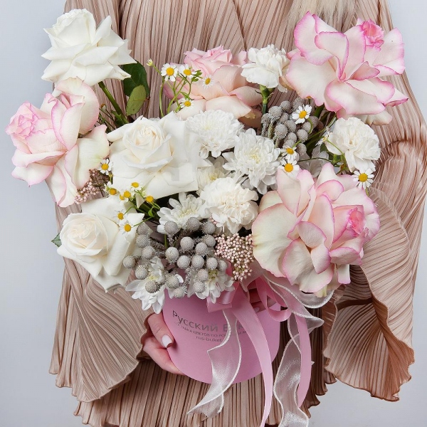 Rose Esperance - 5, White rose 50 cm Ecuador - 4, Chamomile - 2, Baltica White Spray Chrysanthemum - 1, Carnation white, cream - 5, Round flower box small , Brunia Green Lanuginosa (1 pc.), Ozotamnus, Wrapping Paper, Oasis
