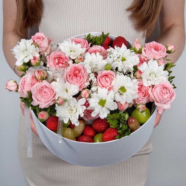Bacardi White Spray Chrysanthemum - 2, Peony sprayrose - 2, Gypsophila - 3, Circular arrangement box, Oasis, Pistachio, Fresas 250 g, Grapes, Film, Ribbon