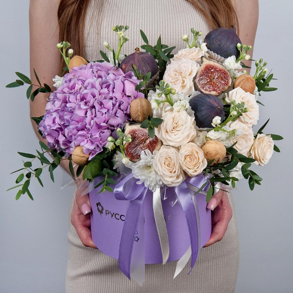 Blue/purple hydrangea - 1, White Matthiola - 5, Peony sprayrose - 3, Baltica White Spray Chrysanthemum - 2, Round flower box medium, Oasis, Eucalyptus parvifolia (1 pc.), Walnut (10 pieces), Fig, Wooden skewer, Ribbon
