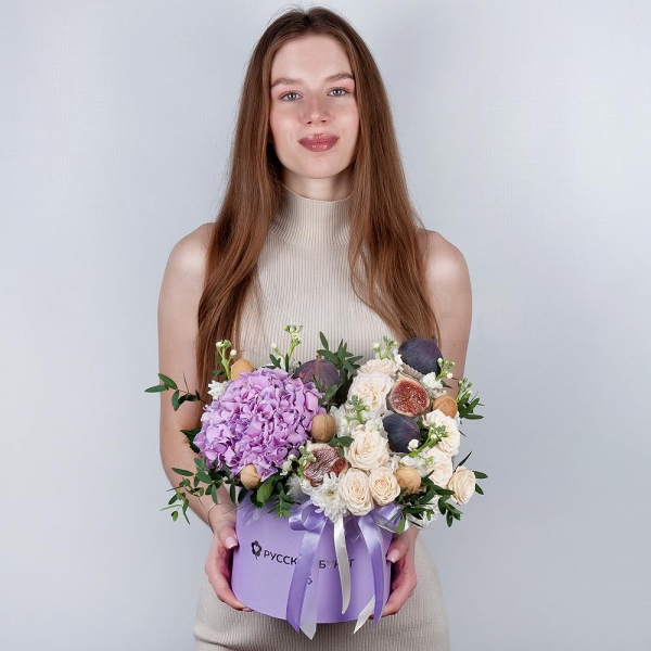 Blue/purple hydrangea - 1, White Matthiola - 5, Peony sprayrose - 3, Baltica White Spray Chrysanthemum - 2, Round flower box medium, Oasis, Eucalyptus parvifolia (1 pc.), Walnut (10 pieces), Fig, Wooden skewer, Ribbon