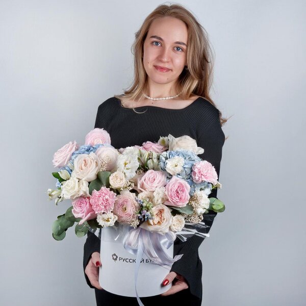 Blue/purple hydrangea - 2, Peony style roses - 3, Ranunculus Pink - 3, lisianthus - 3, Pink carnation - 7, Alstromeria white, soft pink - 11, Peony sprayrose - 2, Peony rose pink 'OHara' - 3, Round flower box medium, Oasis, Ozotamnus, Oksipetalum, Eucalyptus, Ribbon