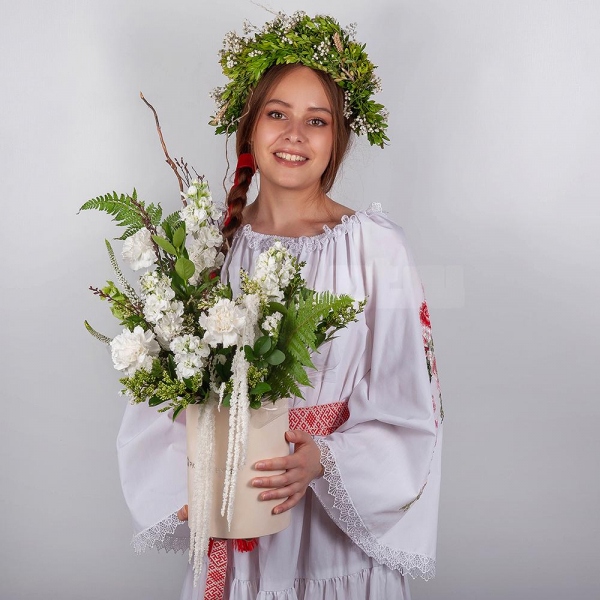 Гвоздика белая, кремовая - 7, Маттиола белая - 4, Шляпная коробка маленькая, Оазис, Вероника кустовая, Папоротник, Ветки декоративные, Статица белая, Питтоспорум, Амарант стабилизированный, Молюцелла