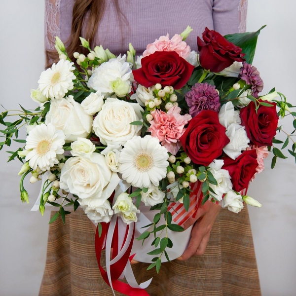 White rose 50 cm - 5, Red rose 50 cm - 7, Carnation white, cream - 4, lisianthus - 5, Gerbera white - 5, Pink carnation - 4, Lilac carnation - 5, Round flower box small , Oasis, Wrapping Paper, Hypericum, Eucalyptus parvifolia (1 pc.), Aspidistra (1 pc.)
