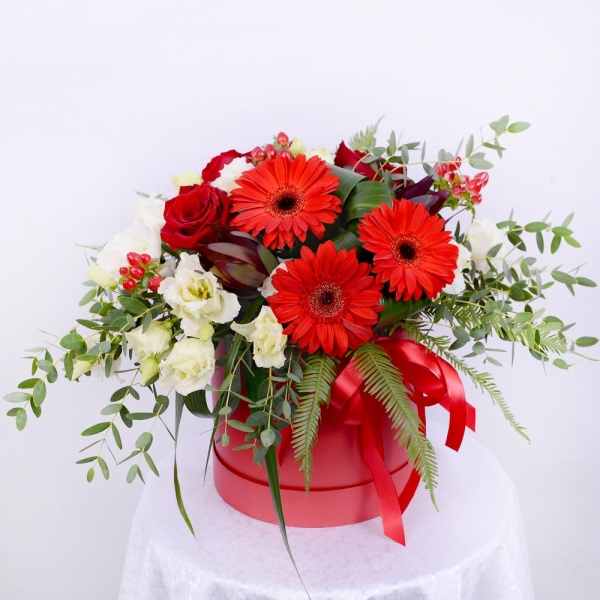 Red rose 50 cm - 5, Gerbera red - 5, lisianthus - 8, Round flower box medium, Oasis, Eucalyptus parvifolia (1 pc.), Ambrella, Aspidistra (1 pc.), Leukodendron, Hypericum, Ribbon