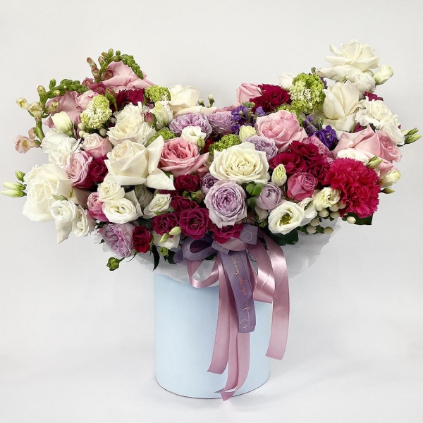 Peony style roses - 3, White rose 50 cm Ecuador - 7, Spray rose: red 50 cm - 7, Spray peony rose Misty Bubbles, 50 cm - 3, lisianthus - 5, Matthiola Lilac - 3, Pink carnation - 4, Peony rose pink 'OHara' - 7, Spray peony rose Lavander, 50 cm - 2, Carnation white, cream - 5, Pink Matthiola - 3, Round flower box medium, Oasis, Eucalyptus Cinerea, Viburnum, Hypericum, Ribbon