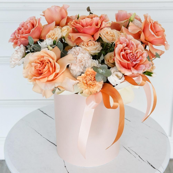 Cream Rose 50 cm Ecuador (Creme Caramel) - 9, Carnation white, cream - 9, Spray rose: white, cream, light pink 50 cm - 3, lisianthus - 1, White spray carnation - 2, Round flower box medium, Oasis, Ribbon, Pistachio, Eucalyptus