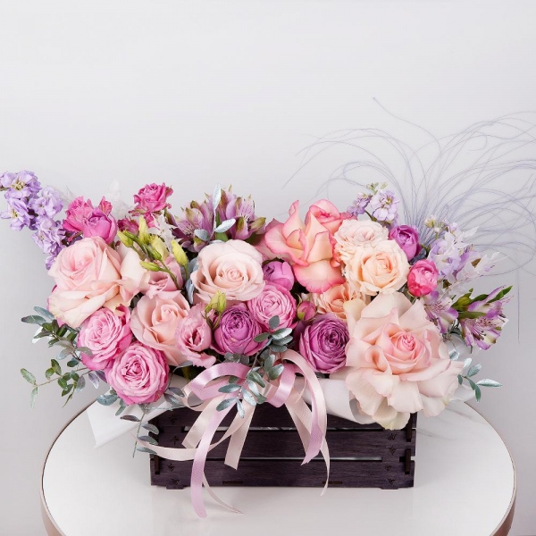 Rose Esperance - 3, Matthiola Lilac - 2, Alstromeria lilac, purple - 5, Pink Lisianthus (Eustoma) - 1, Spray rose: white, cream, light pink 50 cm - 4, Rose Pink 50 cm Ecuador (Chelo, Hermosa, Novia, Titanik, Engagement, Pink Mondiale) - 2, Wooden pot, Oasis, Dried flowers in assortment, Pistachio, Wrapping Paper