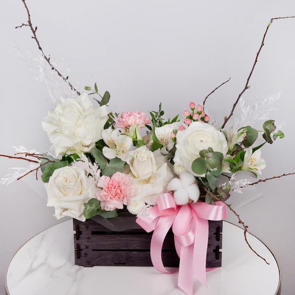 White rose 50 cm Ecuador - 4, Ranunculus White - 1, Alstromeria white, soft pink - 5, Pink carnation - 5, Wooden pot, Oasis, Artificial branch, Dried flowers in assortment, Hypericum, Cotton bud, Eucalyptus, Wrapping Paper