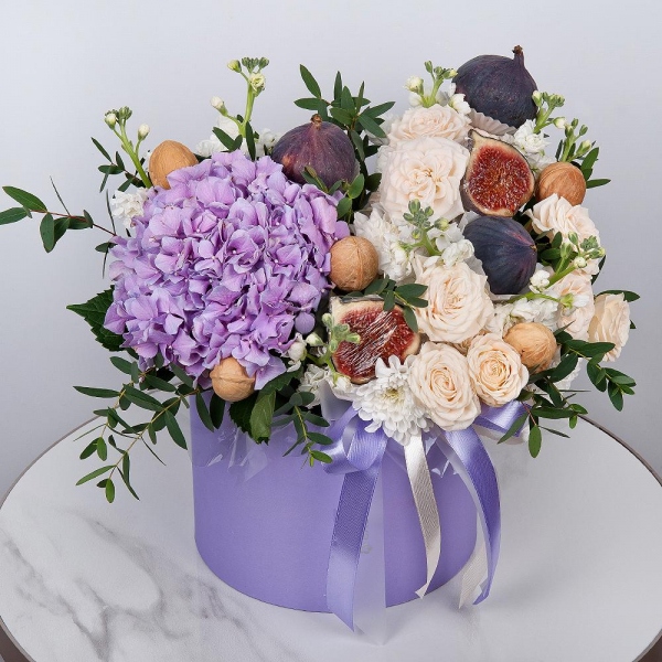 Blue/purple hydrangea - 1, White Matthiola - 5, Peony sprayrose - 3, Baltica White Spray Chrysanthemum - 2, Round flower box medium, Oasis, Eucalyptus parvifolia (1 pc.), Walnut (10 pieces), Fig, Wooden skewer, Ribbon