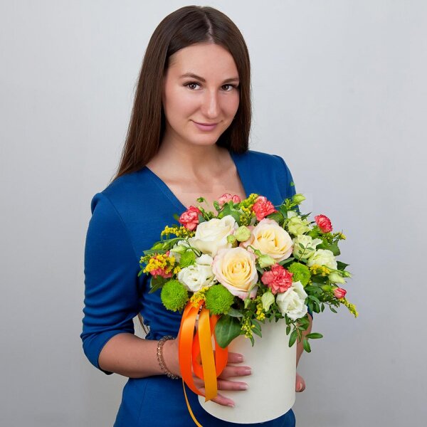 Rose Cream 50 cm - 4, Athos pom Feeling Green - 3, lisianthus - 3, Pink spray carnation - 3, Round flower box small , Oasis, Film, Solidago (1 pc.), Pistachio, Ribbon