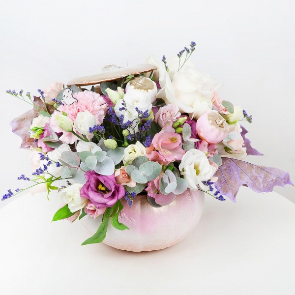White rose 50 cm Ecuador - 2, Pink carnation - 2, Alstromeria white, soft pink - 3, lisianthus - 2, Bright pink spray rose mix, 50 cm - 3, Pink Lisianthus (Eustoma) - 2, Oasis, Eucalyptus Cinerea, Oak leaf, Pumpkin medium (d 20-25 cm), Decorative element small, Limonium (1 pc.)