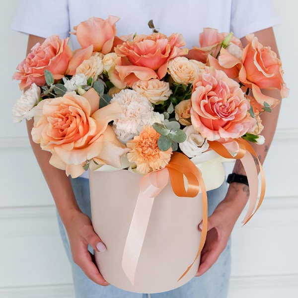 Cream Rose 50 cm Ecuador (Creme Caramel) - 9, Carnation white, cream - 9, Spray rose: white, cream, light pink 50 cm - 3, lisianthus - 1, White spray carnation - 2, Round flower box medium, Oasis, Ribbon, Pistachio, Eucalyptus