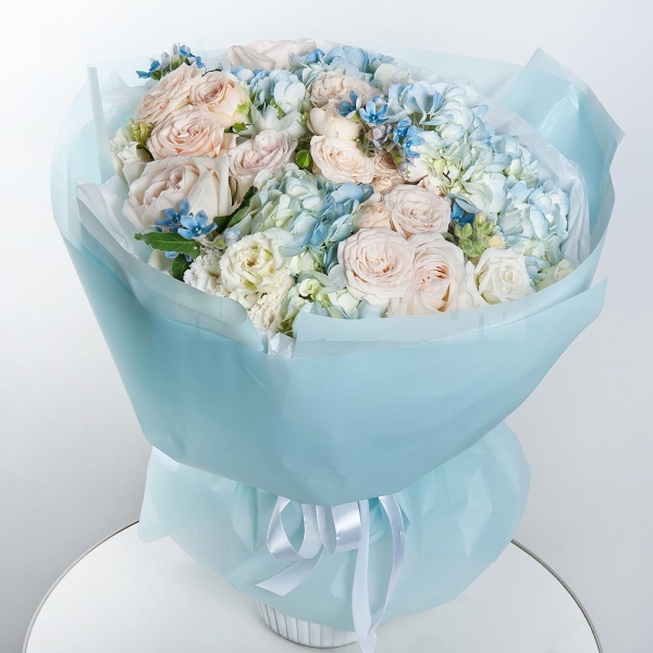 Blue/purple hydrangea - 4, Peony rose pink 'OHara' - 9, Peony sprayrose - 3, lisianthus - 3, Oksipetalum, Wrapping Paper
