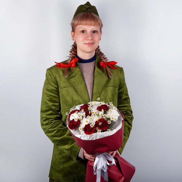Baltica White Spray Chrysanthemum - 1, Carnation red - 15, Chamomile - 2, Wrapping Paper