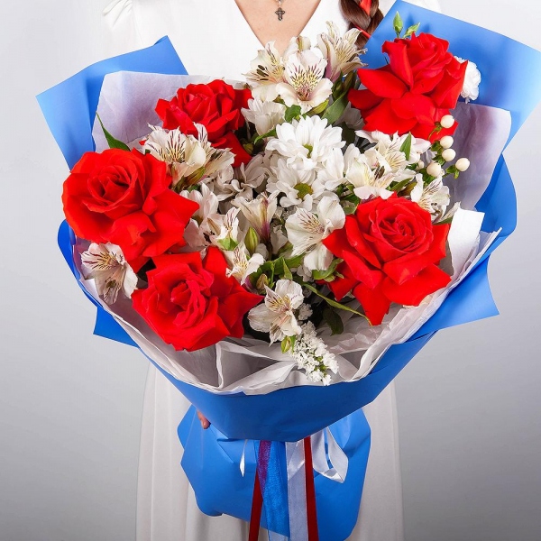 Red rose Nina 50 cm - 11, Bacardi White Spray Chrysanthemum - 3, Alstromeria white, soft pink - 11, White spray carnation - 2, Hypericum, White statice, Wrapping Paper