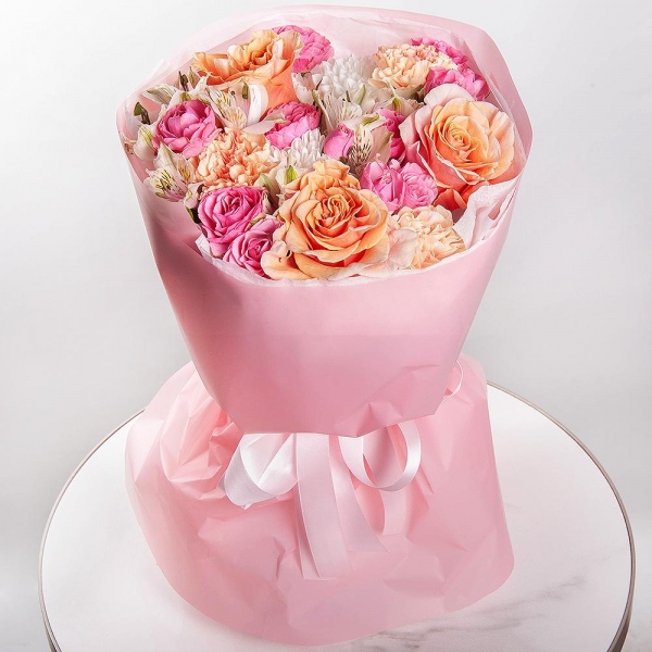 Роза Феникс 50 см - 3, Роза кустовая розовая, ярко-розовая 50 см - 3, Хризантема кустовая Балтика белая - 1, Гвоздика белая, кремовая - 7, Альстромерия белая, нежно-розовая - 6, Современная упаковка