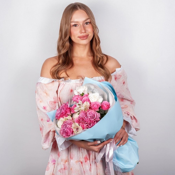 Pink rose Country Blues 50 cm - 3, Bright pink spray rose mix, 50 cm - 3, Baltica White Spray Chrysanthemum - 1, Carnation white, cream - 7, Alstromeria white, soft pink - 6, Wrapping Paper