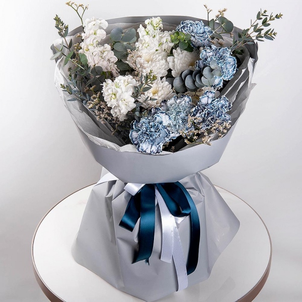 Carnation white, cream - 11, Baltica White Spray Chrysanthemum - 1, White Matthiola - 3, Limonium (1 pc.), Eucalyptus, Wrapping Paper