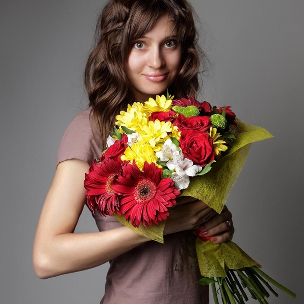 Red rose 50 cm - 7, Gerbera red - 7, Bacardi Yellow Spray Chrysanthemum - 3, Athos pom Feeling Green - 4, Felt, Ribbon, Ruscus