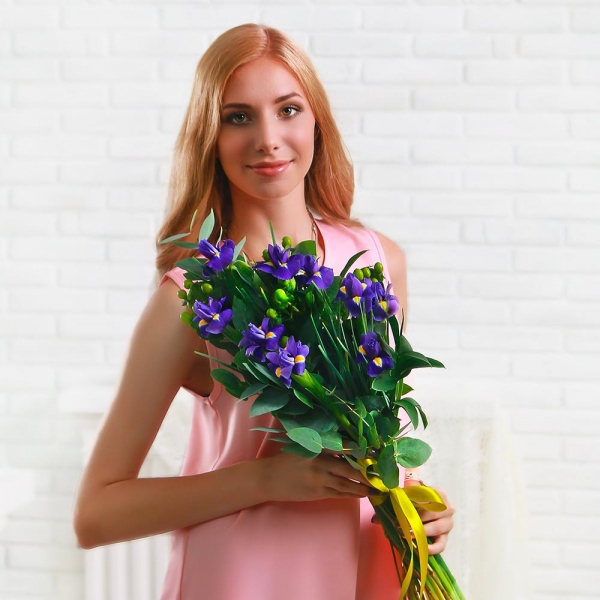 Ирисы - 12, Гиперикум, Эвкалипт парвифолия, Рускус, Лента