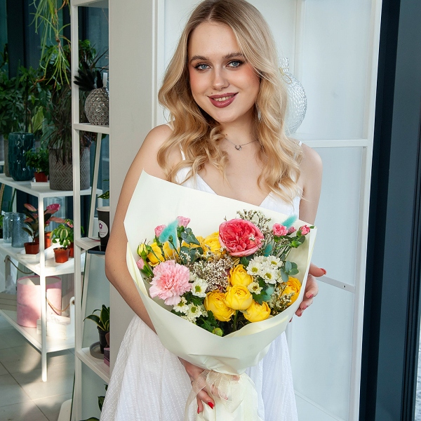 Гвоздика кустовая розовая - 3, Гвоздика розовая - 3, Роза Эквадор розовая 50 см  - 1, Роза кустовая желтая, оранжевая 50 см - 3, Хризантема кустовая Сантини белая - 2, Озотамнус, Лимониум, Сухоцветы в ассортименте, Современная упаковка
