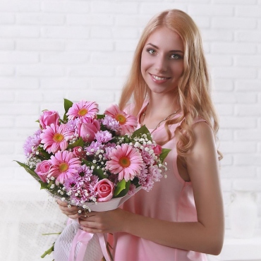 Pink rose 50 cm - 6, Gerbera daisies - 5, Pink spray chrysanthemum 'Katinka' - 5, Gypsophila - 3, Salal, Felt, Ribbon