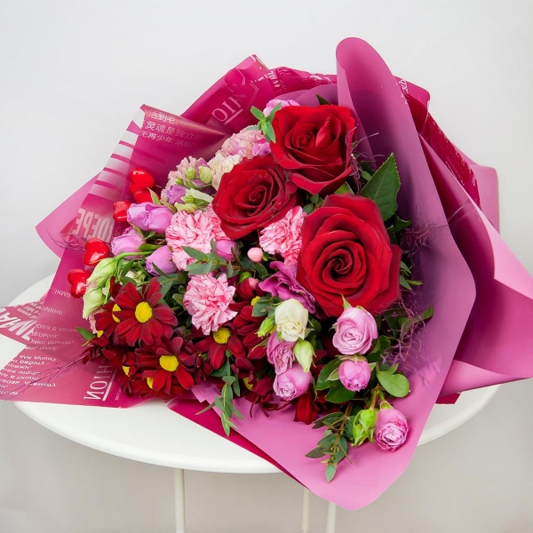 Red rose 50 cm - 5, Pink carnation - 4, Pink spray carnation - 2, Bright pink spray rose mix, 50 cm - 6, Pink Lisianthus (Eustoma) - 3, Bacardi Red Spray Chrysanthemum - 3, Hypericum, Dried flowers decor, Decorative element small, Wrapping Paper