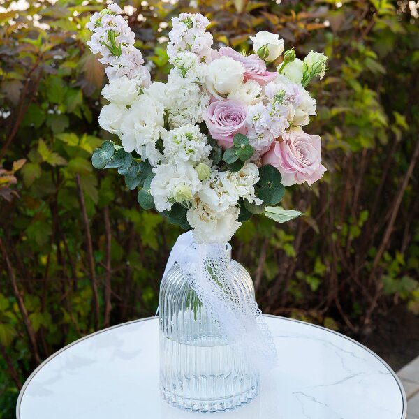 Lilac rose Bounty Way, 50 cm - 5, White Matthiola - 7, lisianthus - 4, Eucalyptus baby blue (1 pc.), Ribbon