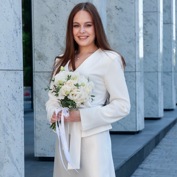 White rose 50 cm Ecuador - 5, Carnation white, cream - 5, lisianthus - 4, Eucalyptus parvifolia (1 pc.), Ribbon