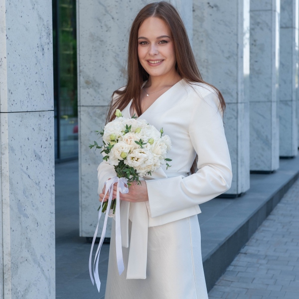 White rose 50 cm Ecuador - 5, Carnation white, cream - 5, lisianthus - 4, Eucalyptus parvifolia (1 pc.), Ribbon