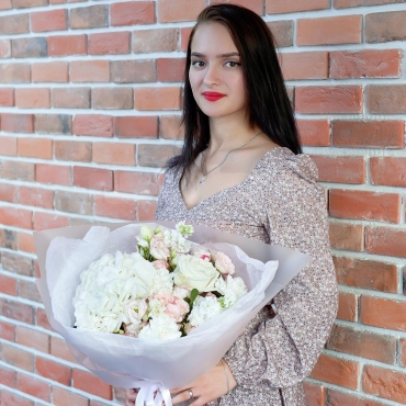 Гортензия - 1, Гвоздики - 3, Лизиантус - 2, Роза белая 50 см - 1, Маттиола - 2, Роза кустовая 50 см - 2, Современная упаковка, Лента