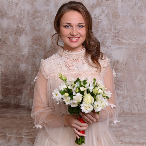 White rose 50 cm - 15, Freesia - 23, lisianthus - 9, Ruscus, Ribbon