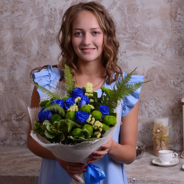 Rose blue - 13, Athos pom Feeling Green - 5, Pittosporum, Yellow Statice, Ambrella, Jute 1 meter, Ribbon