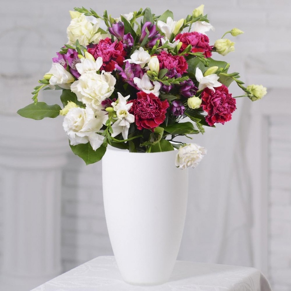 Фрезия - 17, Гвоздика розовая - 8, Альстромерия сиреневая, фиолетовая - 7, Лизиантус - 5, Салал, Лента