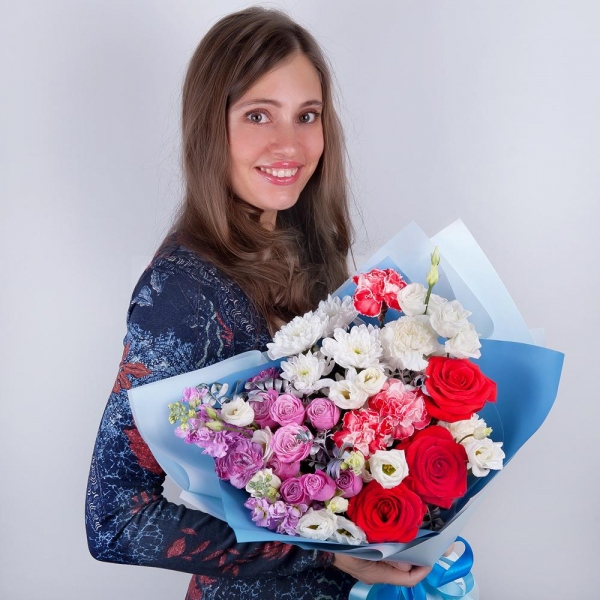Хризантема кустовая Балтика белая - 2, Роза кустовая пионовидная Бомбастик 50 см - 2, Роза красная 50 см - 5, Гвоздика красная - 3, Маттиола сиреневая - 2, Лизиантус - 2, Гвоздика кустовая - 3, Гвоздика белая, кремовая - 2, Фисташка, Современная упаковка, Лента