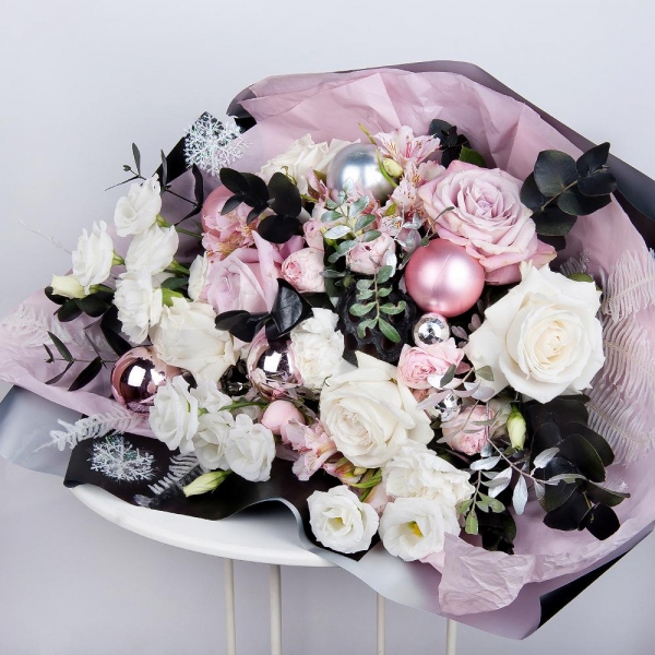Pink rose 50 cm - 3, Peony sprayrose - 4, Alstromeria white, soft pink - 5, Carnation white, cream - 7, lisianthus - 3, White rose 50 cm - 6, Pistachio, Eucalyptus Cinerea, Dried flowers decor, Christmas decor (set), Wrapping Paper