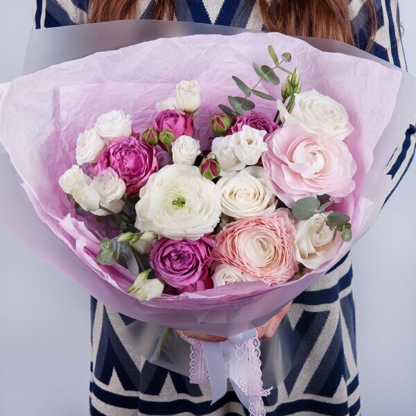 White rose 50 cm - 5, Ranunculus Pink - 2, Spray peony rose Misty Bubbles, 50 cm - 4, lisianthus - 4, Ranunculus White - 1, Eucalyptus Cinerea, Wrapping Paper