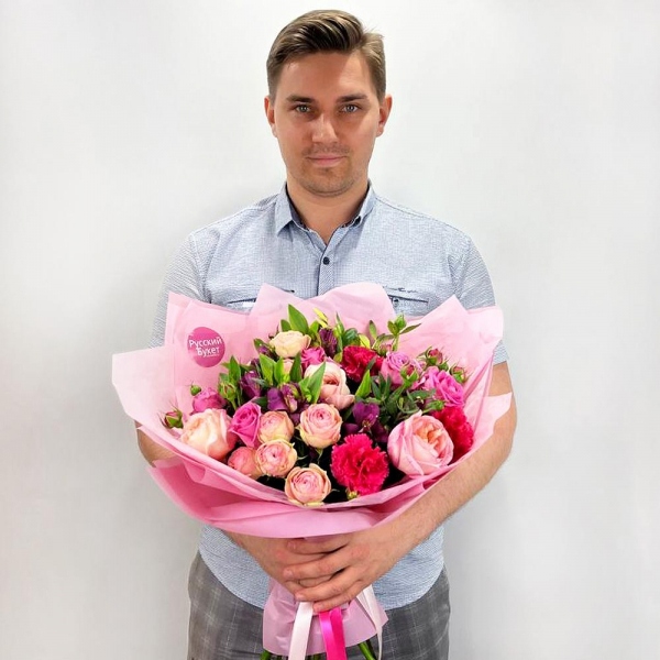 Pink rose 50 cm - 5, Peony rose pink 'OHara' - 4, Peony sprayrose - 4, Alstromeria lilac, purple - 4, Pink carnation - 3, Pistachio, Wrapping Paper, Ribbon