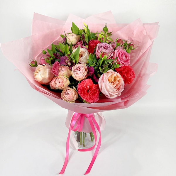 Pink rose 50 cm - 5, Peony rose pink 'OHara' - 4, Peony sprayrose - 4, Alstromeria lilac, purple - 4, Pink carnation - 3, Pistachio, Wrapping Paper, Ribbon