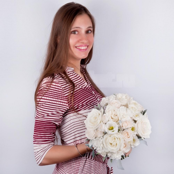 Роза Эквадор белая 50 см   - 7, Роза кустовая белая, кремовая, нежно-розовая 50 см - 5, Гвоздика белая, кремовая - 7, Лизиантус - 3, Рускус, Фисташка, Лента