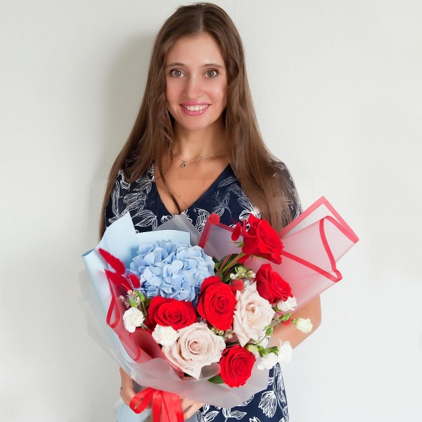 Гортензия голубая/фиолетовая - 1, Роза красная 50 см - 6, Роза кремовая 50 см - 3, Лизиантус - 1, Гвоздика кустовая белая - 3, Ваксфловер, Сухоцветы в ассортименте, Современная упаковка