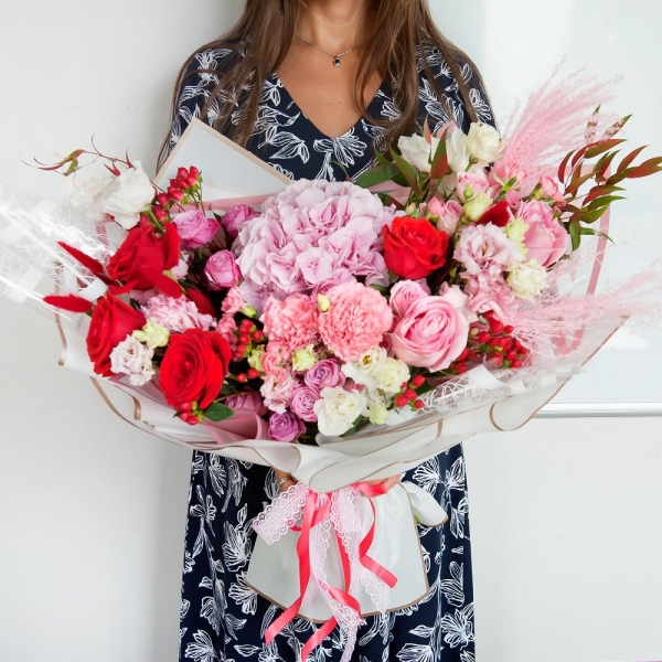 Red rose 50 cm - 6, Pink rose 50 cm - 5, Pink Hydrangea - 1, Pink carnation - 7, Pink spray carnation - 4, Peony sprayrose - 2, Bright pink spray rose mix, 50 cm - 3, lisianthus - 3, Pink Lisianthus (Eustoma) - 2, Hypericum, Ruscus italian, Dried flowers in assortment, Wrapping Paper