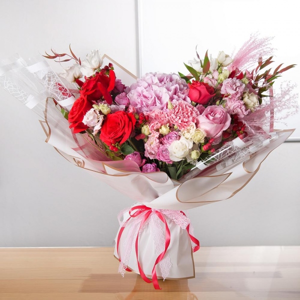 Red rose 50 cm - 6, Pink rose 50 cm - 5, Pink Hydrangea - 1, Pink carnation - 7, Pink spray carnation - 4, Peony sprayrose - 2, Bright pink spray rose mix, 50 cm - 3, lisianthus - 3, Pink Lisianthus (Eustoma) - 2, Hypericum, Ruscus italian, Dried flowers in assortment, Wrapping Paper