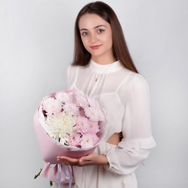 Baltica Pink Spray Chrysanthemum - 8, Magnum White Chrysanthemum - 1, Wrapping Paper
